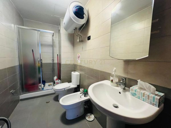 Tirane, jepet me qera zyre Kati 4, 150 m² 1.300 € (Prane Ambasades Amerikane)