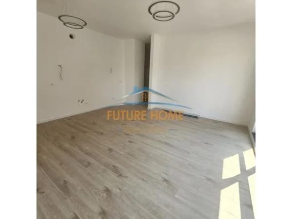 Tirane, jepet me qera ambjent biznesi Kati 1, 64 m² 950 € (Rruga Myslym Shyri, Tirane)
