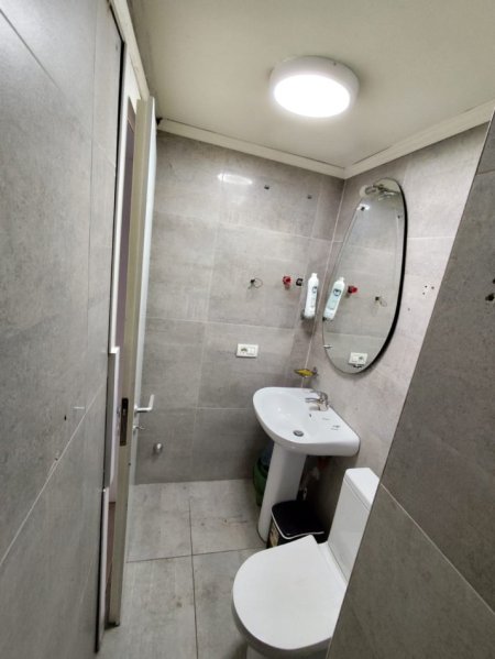 Tirane, jepet me qera dyqan Kati 0, 58 m² 1.250 € (Rruga Ali Demi)