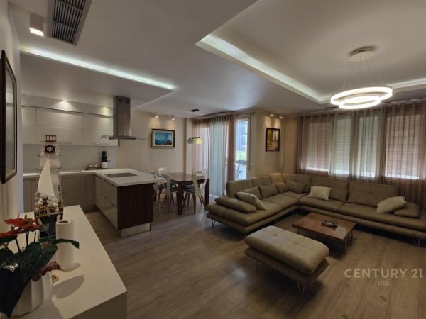 Tirane, jepet me qera apartament 3+1 Kati 2, 138 m² 900 € (Ish stacioni trenit)
