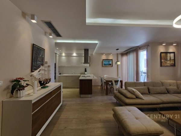 Tirane, jepet me qera apartament 3+1 Kati 2, 138 m² 900 € (Ish stacioni trenit)