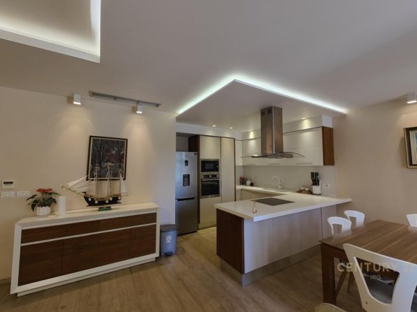Tirane, jepet me qera apartament 3+1 Kati 2, 138 m² 900 € (Ish stacioni trenit)