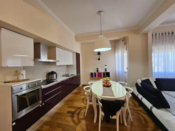 Tirane, shitet apartament 2+1+Ballkon Kati 3, 110 m² 295.000 € (Rruga Peti)