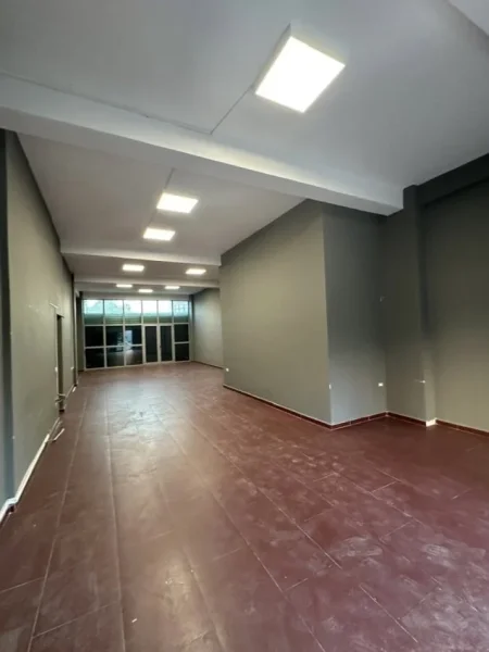 Tirane, jepet me qera dyqan Kati 0, 105 m² 70.000 € (Astir)