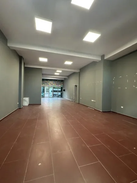 Tirane, jepet me qera dyqan Kati 0, 105 m² 70.000 € (Astir)