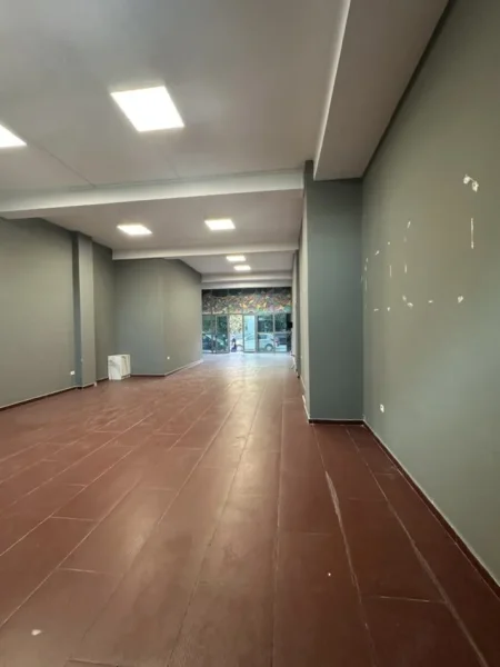 Tirane, jepet me qera dyqan Kati 0, 105 m² 70.000 € (Astir)