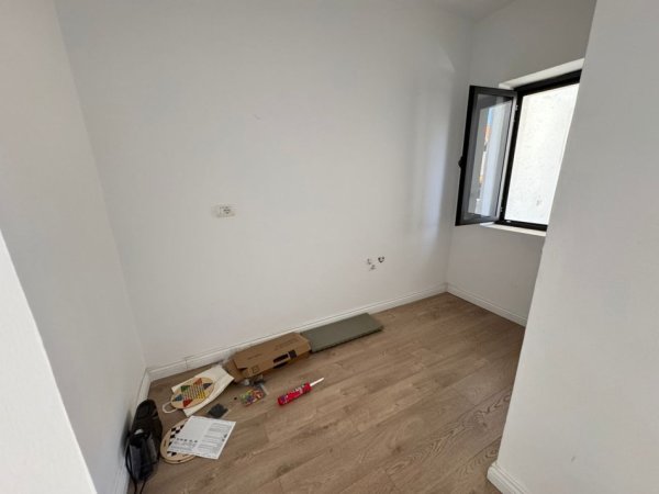Tirane, jepet me qera apartament 3+1+Aneks+Ballkon Kati 3, 110 m² 850 € (Prane Baroneshes)