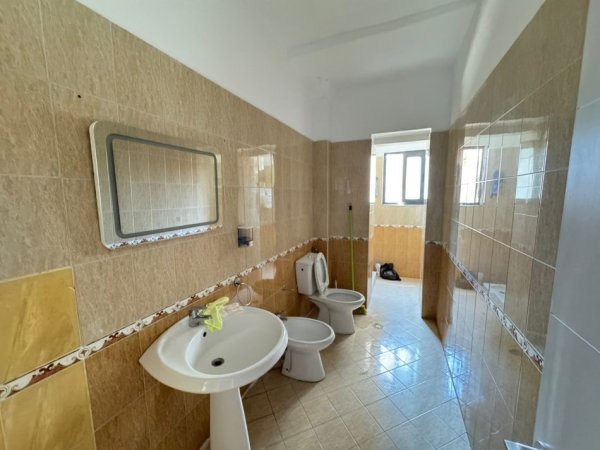 Tirane, jepet me qera apartament 3+1+Aneks+Ballkon Kati 3, 110 m² 850 € (Prane Baroneshes)
