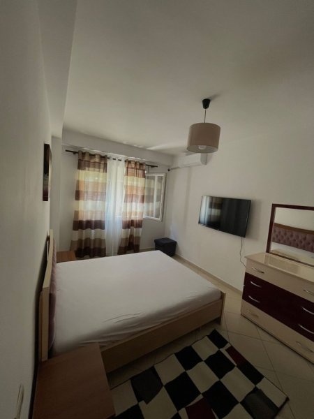 Tirane, jepet me qera apartament 1+1+Ballkon Kati 4, 65 m² 400 € (RR.BILL KLINTON COK MARKET)