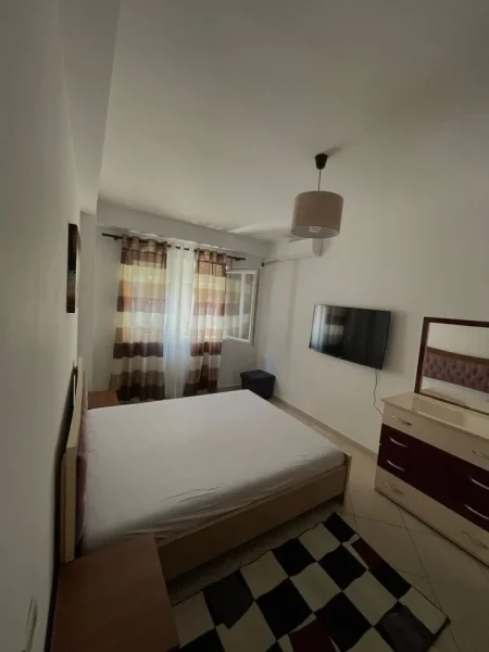 Tirane, jepet me qera apartament 1+1+Ballkon Kati 4, 65 m² 400 € (RR.BILL KLINTON COK MARKET)