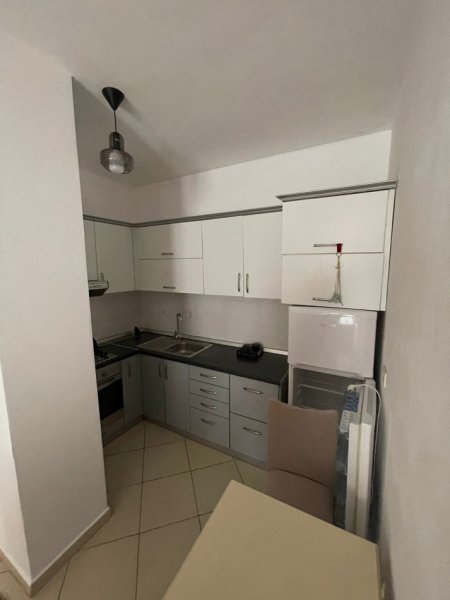 Tirane, jepet me qera apartament 1+1+Ballkon Kati 4, 65 m² 400 € (RR.BILL KLINTON COK MARKET)