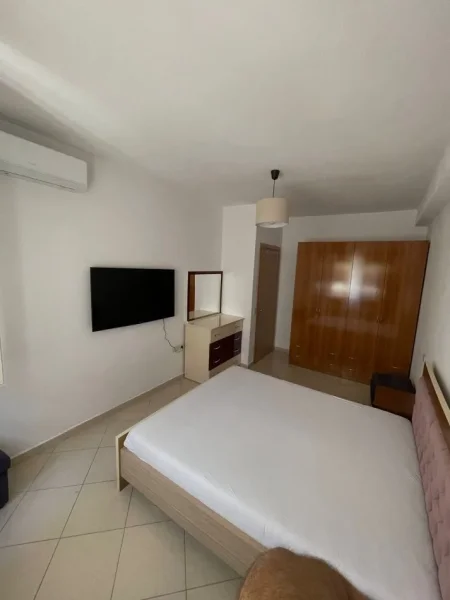 Tirane, jepet me qera apartament 1+1+Ballkon Kati 4, 65 m² 400 € (RR.BILL KLINTON COK MARKET)