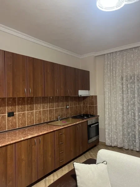 Tirane, jepet me qera apartament 2+1+Ballkon Kati 4, 95 m² 430 € (Rruga Loni Ligori Vero Kafe ASTIR)