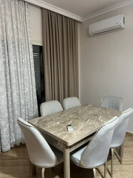 Tirane, jepet me qera apartament 2+1+Ballkon Kati 4, 95 m² 430 € (Rruga Loni Ligori Vero Kafe ASTIR)