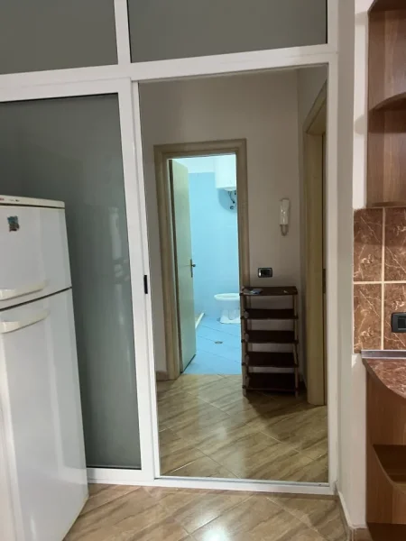 Tirane, jepet me qera apartament 2+1+Ballkon Kati 4, 95 m² 430 € (Rruga Loni Ligori Vero Kafe ASTIR)