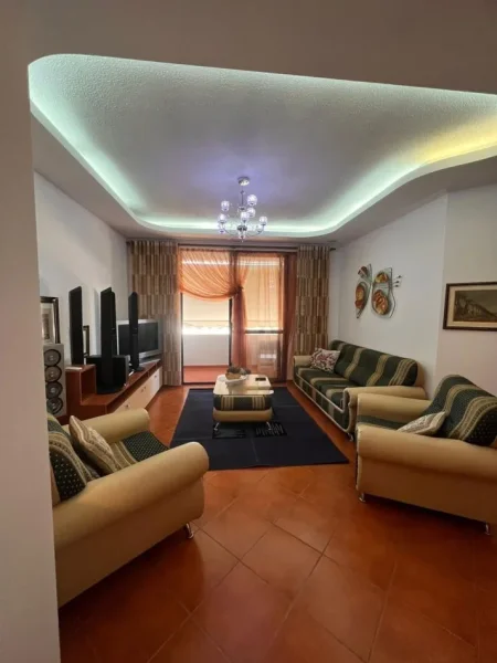 Tirane, jepet me qera apartament 2+1 , 120 m² 700 € (21 Dhjetori, perballe shkolles “Sabaudin Gabrani”)