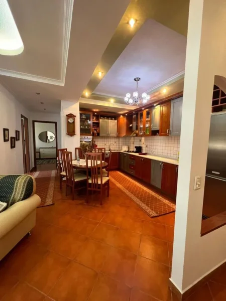 Tirane, jepet me qera apartament 2+1 , 120 m² 700 € (21 Dhjetori, perballe shkolles “Sabaudin Gabrani”)