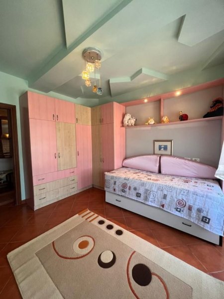 Tirane, jepet me qera apartament 2+1 , 120 m² 700 € (21 Dhjetori, perballe shkolles “Sabaudin Gabrani”)