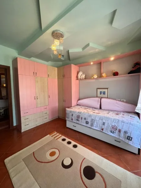 Tirane, jepet me qera apartament 2+1 , 120 m² 700 € (21 Dhjetori, perballe shkolles “Sabaudin Gabrani”)