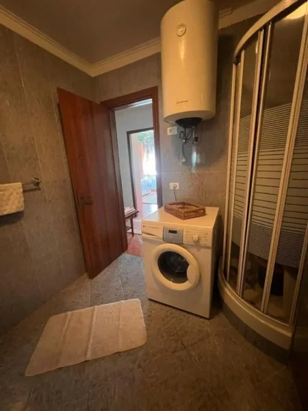Tirane, jepet me qera apartament 2+1 , 120 m² 700 € (21 Dhjetori, perballe shkolles “Sabaudin Gabrani”)