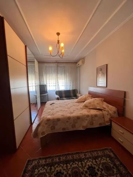 Tirane, jepet me qera apartament 2+1 , 120 m² 700 € (21 Dhjetori, perballe shkolles “Sabaudin Gabrani”)