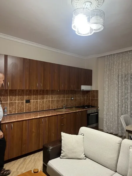 Tirane, jepet me qera apartament 2+1+Ballkon Kati 4, 95 m² 430 € (Rruga Loni Ligori Vero Kafe ASTIR)