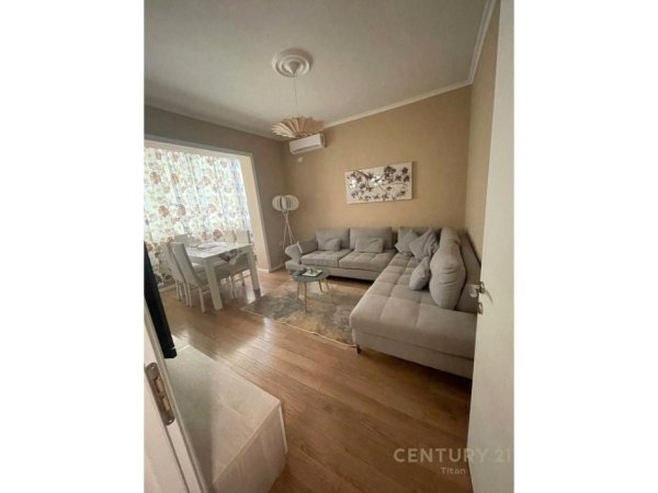 Tirane, jepet me qera apartament 1+1 Kati 3, 60 m² 600 € (Mine Peza)