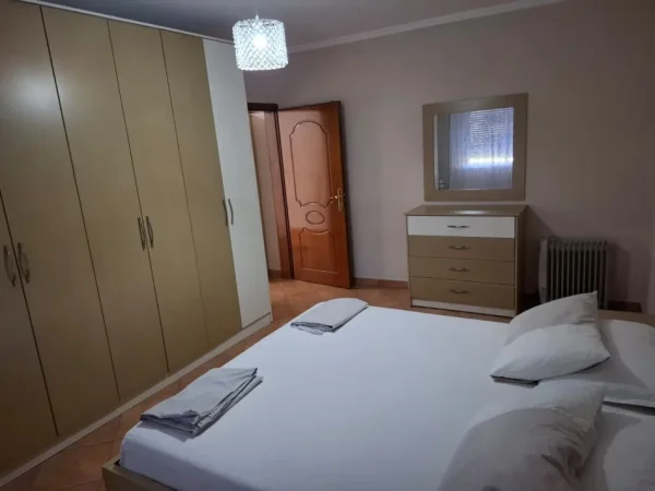 JEPET me QERA apartament 1+1+Aneks+Ballkon 400 € (Prane Kompleksit Partizani - Kryezimi Rr. Ndre Mjeda me Rr. Forsina Plaku)