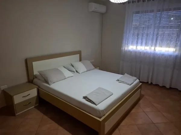 JEPET me QERA apartament 1+1+Aneks+Ballkon 400 € (Prane Kompleksit Partizani - Kryezimi Rr. Ndre Mjeda me Rr. Forsina Plaku)