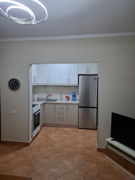 JEPET me QERA apartament 1+1+Aneks+Ballkon 400 € (Prane Kompleksit Partizani - Kryezimi Rr. Ndre Mjeda me Rr. Forsina Plaku)