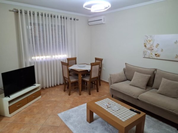 JEPET me QERA apartament 1+1+Aneks+Ballkon 400 € (Prane Kompleksit Partizani - Kryezimi Rr. Ndre Mjeda me Rr. Forsina Plaku)