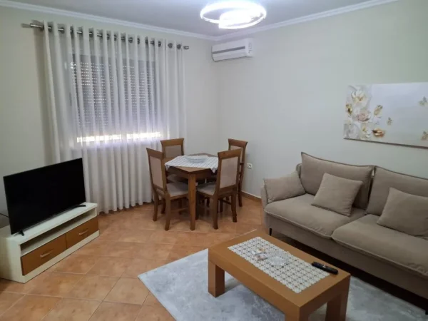 JEPET me QERA apartament 1+1+Aneks+Ballkon 400 € (Prane Kompleksit Partizani - Kryezimi Rr. Ndre Mjeda me Rr. Forsina Plaku)
