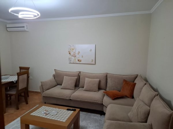 JEPET me QERA apartament 1+1+Aneks+Ballkon 400 € (Prane Kompleksit Partizani - Kryezimi Rr. Ndre Mjeda me Rr. Forsina Plaku)