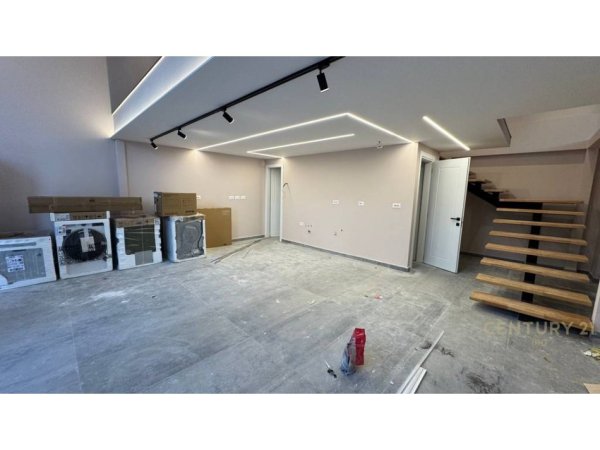 Tirane, jepet me qera ambjent biznesi , 80 m² 1.200 € 