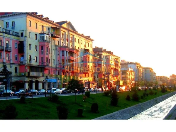Tirane, shitet ambjent biznesi , 105 m² 375.000 € (Bulevardi Bajram Curri,Bllok, Tiranë)
