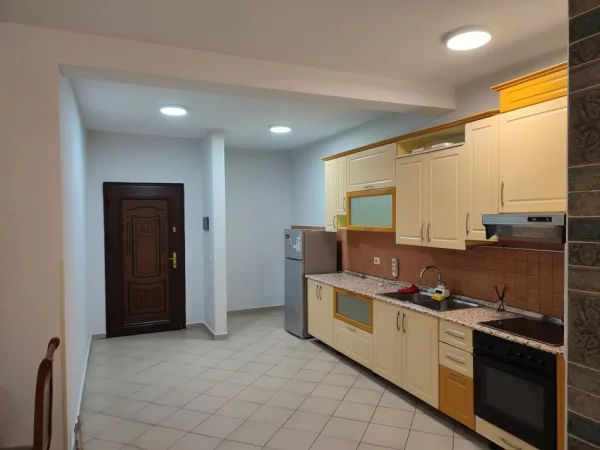 JEPET ME QIRA SUPER APARTAMENT 1+1 PAS XHAMISË SË TABAKËVE NE RRUGEN E ELBASANIT , Kati 3, 68 m² 460 €