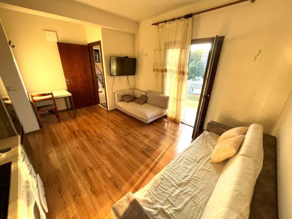 JEPET SUPER SHTEPI 1+1 ME QERA NE RRUGEN E ELBASANIT Kati 1, 60 m² 360 €