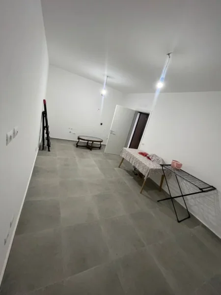 Tirane, jepet me qera apartament 2+1 Kati 2, 82 m² 300 € (Kamez, prane Pasticeri Miri)