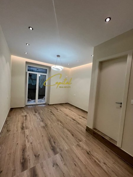 Tirane, jepet me qera ambjent biznesi Kati 1, 30 m² 800 € (MYSLYM SHYRI)