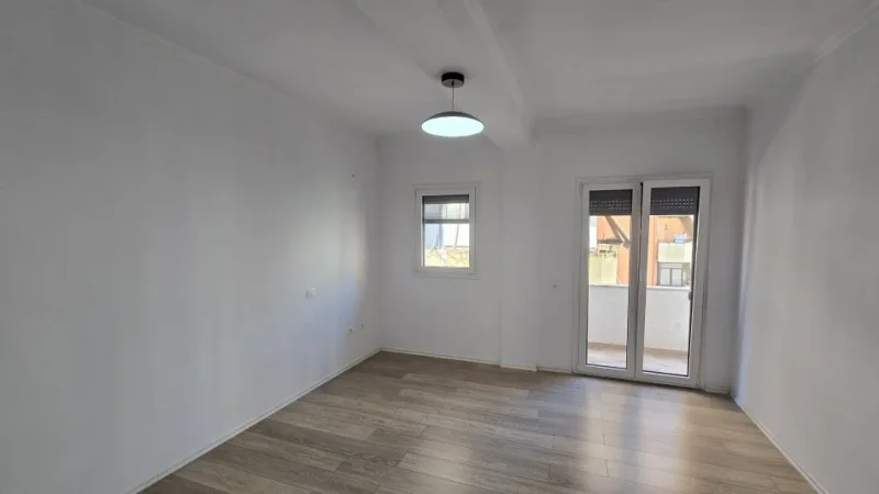 Tirane, jepet me qera ambjent biznesi Kati 2, 345 m² 2.500 € (Komuna e Parisit)