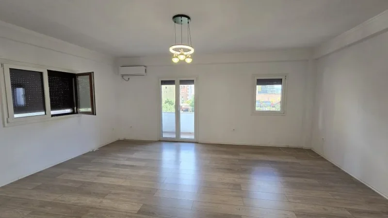 Tirane, jepet me qera ambjent biznesi Kati 2, 345 m² 2.500 € (Komuna e Parisit)