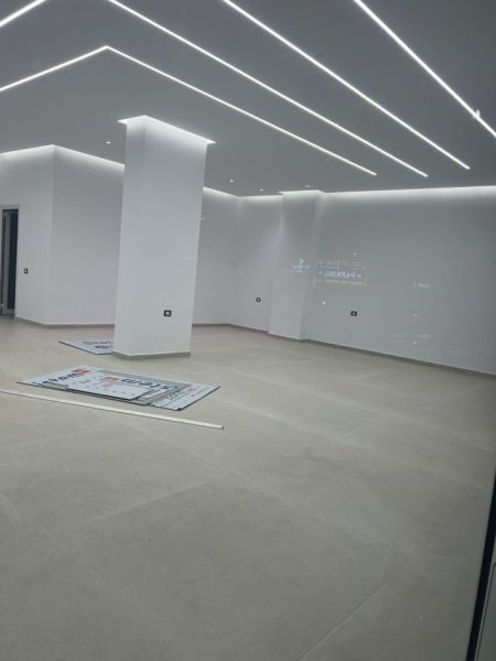 Tirane, jepet me qera ambjent biznesi Kati 0, 90 m² 2.200 € (delijorgji)