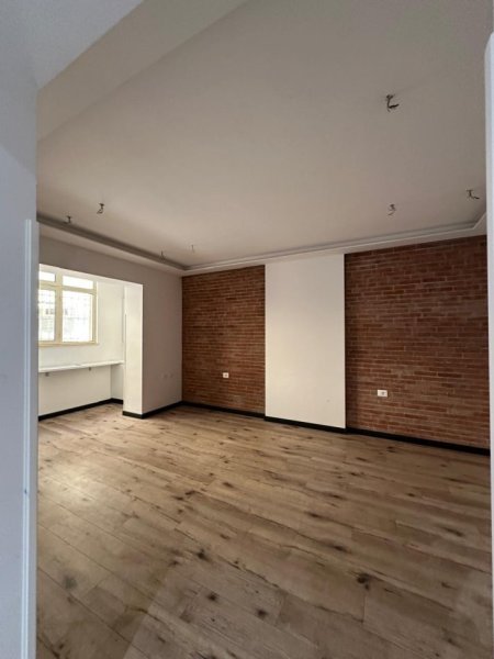 Tirane, shitet apartament 1+1 Kati 1, 62 m² (Prane Gjimnazit Petro Nini)