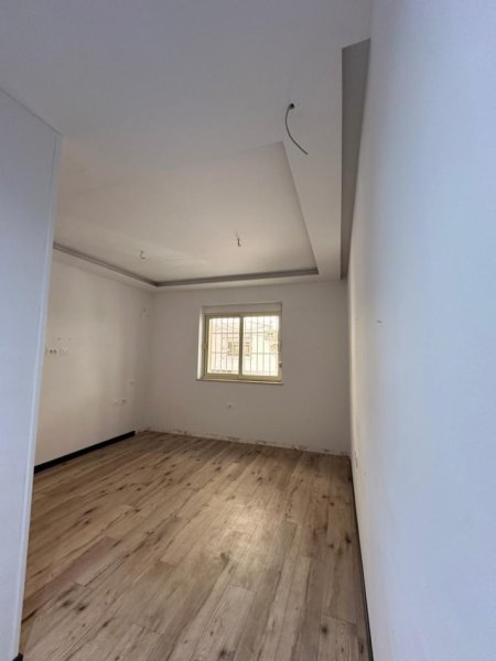 Tirane, shitet apartament 1+1 Kati 1, 62 m² (Prane Gjimnazit Petro Nini)