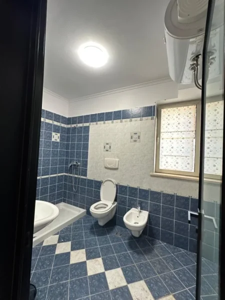 Tirane, shitet apartament 1+1 Kati 1, 62 m² (Prane Gjimnazit Petro Nini)