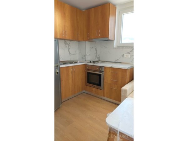 Tirane, jepet me qera apartament 1+1 Kati 8, 75 m² 500 € (Rr.Ferrit Xhajko)