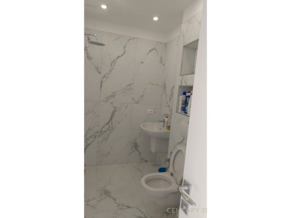 Tirane, jepet me qera apartament 1+1 Kati 8, 75 m² 500 € (Rr.Ferrit Xhajko)