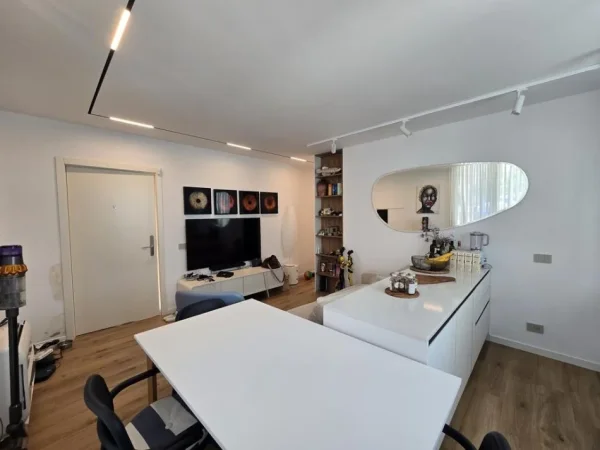 Vlore, shitet apartament 3+1 Kati 2, 156 m² 