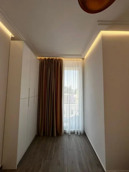 Tirane, jepet me qera apartament 2+1 Kati 3, 95 m² 900 € (riza cerova)