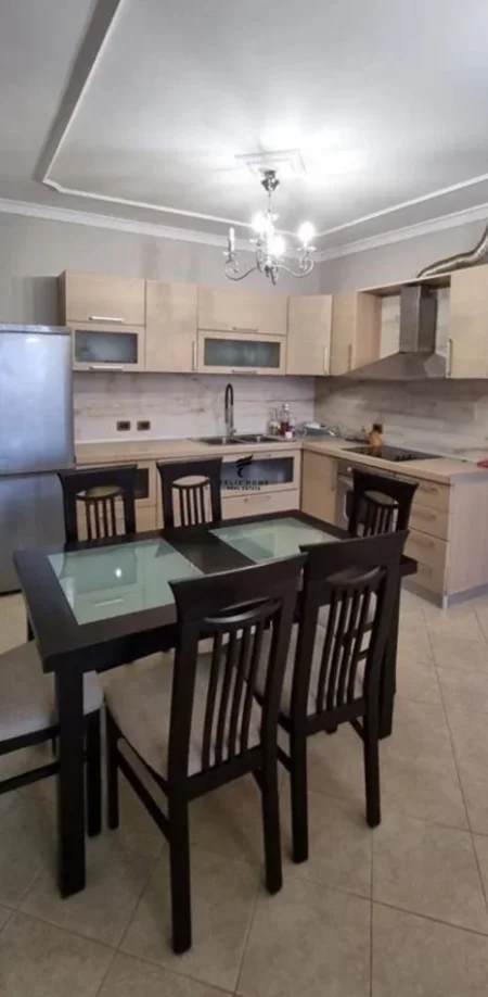 Tirane, jepet me qera apartament 3+1+Ballkon Kati 5, 115 m² 1.000 € (21 DHJETORI)